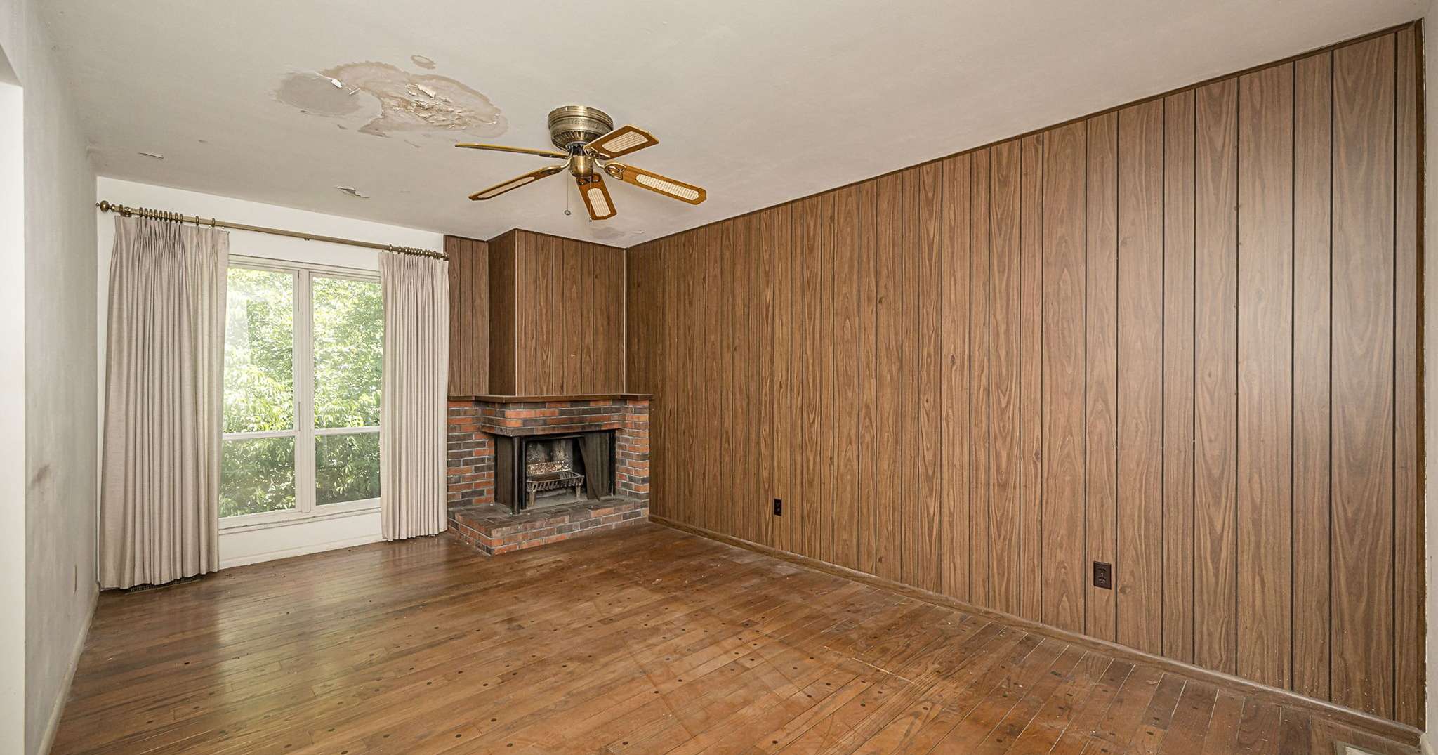 6 of 43. Actual family room