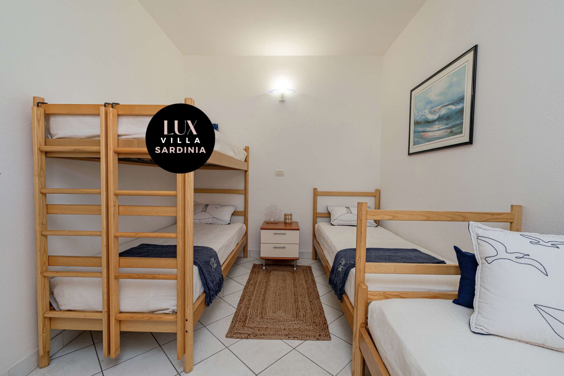 47 of 66. Cozy multi-bed room ideal for families, featuring natural light and convenient access to nearby amenities.