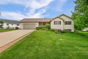 Walk-out ranch at the edge of Dodgeville!