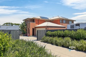 286m² of Coastal Living — Space, Privacy & Ocean Glimpses Across Two Levels