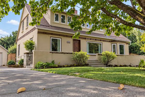 Beaverton! Rare 1920's Craftsman: 4/2 with 3600+sq ft on .25 Acre