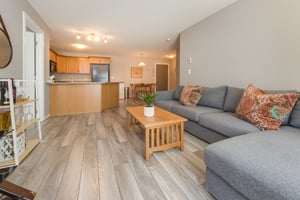 Bright and spacious, 2 bedroom condo in Larkspur