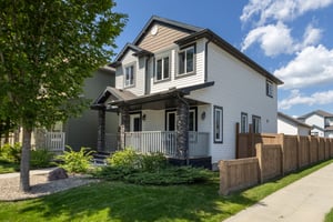 Meticulously kept corner lot home in Rapperswill