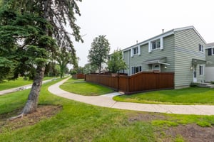 Move-in ready corner unit townhouse in desirable Primrose Gardens!