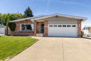Mid-century bungalow on large lot in Steinhauer