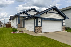 Move-in ready corner lot home in Cumberland