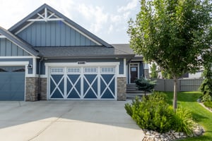 Impeccably maintained half duplex on private cul-de-sac in Rosenthal