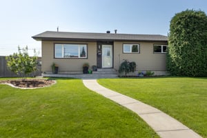 Upgraded 5 bedroom bungalow in Delwood