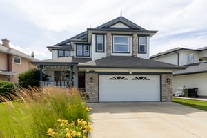 Beautiful home with ravine views in Twin Brooks