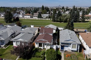 Four bedroom home backing onto a park in Kiniski Gardens