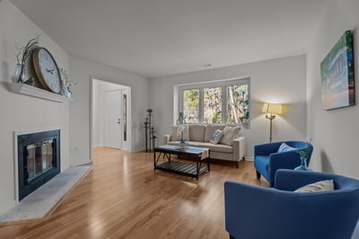 Open floorplan between living room and dining area