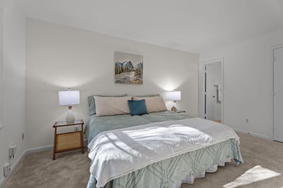 Spacious room with plenty of space for furniture