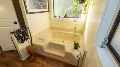 BATH TUB IN MASTER BATHROOM