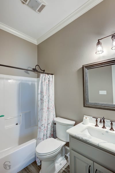 This well-designed bathroom features modern fixtures, a spacious layout, and a refreshing ambiance.