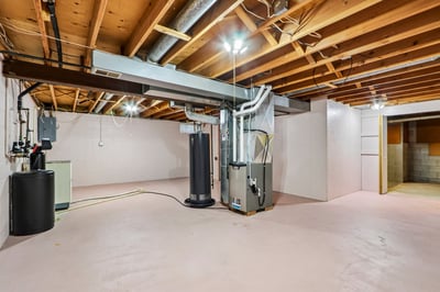 715 Tamarack DR E, West Bend, WI