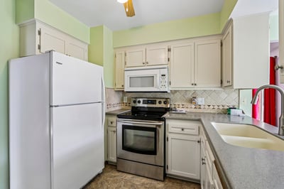 715 Tamarack DR E, West Bend, WI