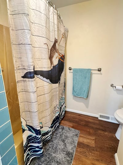 Full Bathroom w/ Fiberglass Tub/Shower