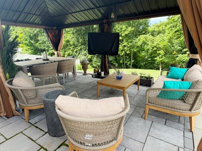 Seating Set Included (TV / stand excluded)