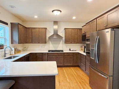Eat-in Kitchen w/ Hardwood Flooring