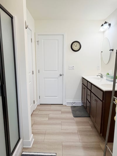Primary BA w/ Linen Closet