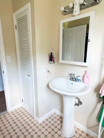 Apartment Full Bath w/ Ceramic Tile Flooring, Pedestal Sink & 2 Linen Closets