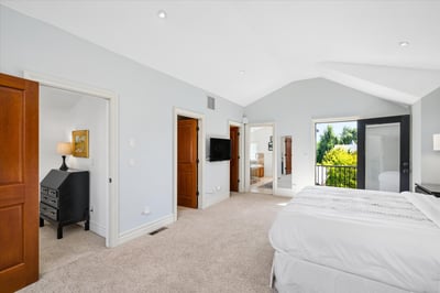 The vaulted ceilings combined with the two balconies provide an open and airy atmoshpere.