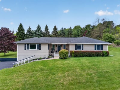 3 BR, 2 Bath South Hill Ranch just 3 min to Ithaca College & South Hill School. 8 Min to Downtown and Cornell.