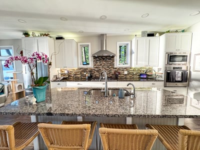 Large Island + Breakfast Bar