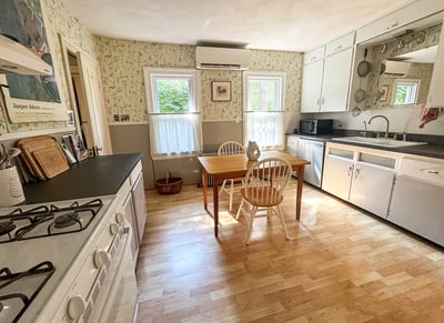 Large Eat-in Country Kitchen