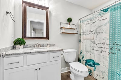 Upstairs Full Bathroom