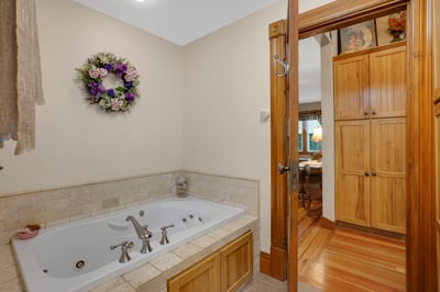 224 College Highway, Southampton, MA
