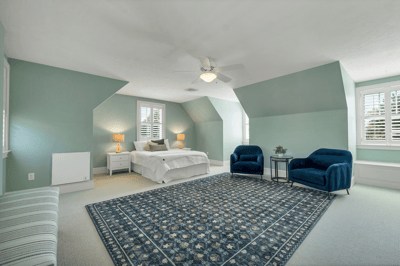 Large Bedroom w/ Walk In Closet