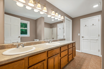 Jack & Jill Full Bathroom