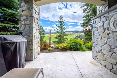 Stunning outdoor space featuring panoramic views of lush greenery and rolling hills, perfect for relaxation.