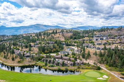 Stunning panoramic views of lush landscapes and a picturesque golf course, perfect for outdoor enthusiasts.