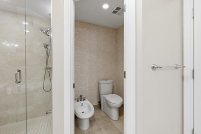 215-7071 Bayview Ave, Thornhill, ON