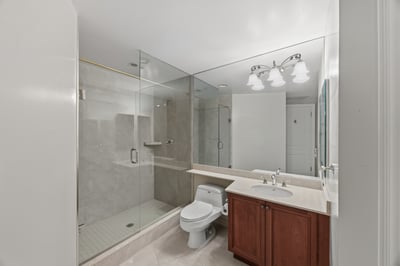 215-7071 Bayview Ave, Thornhill, ON