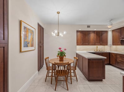 215-7071 Bayview Ave, Thornhill, ON