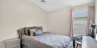 Secondary bedroom offering comfort, natural light, and versatility. Ideal for guests or family in this Casa Grande property.