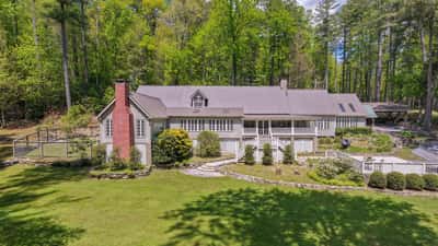 Discover this unique property surrounded by lush greenery, featuring spacious outdoor areas and stunning natural views.