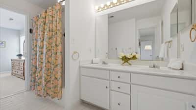 Upper Level - Full Jack-n-Jill Bath