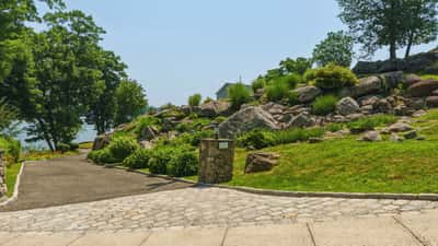 1 Oak Dr, New Fairfield, CT