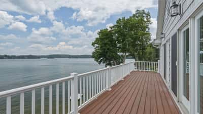 Shared balcony between the 2 bedrooms