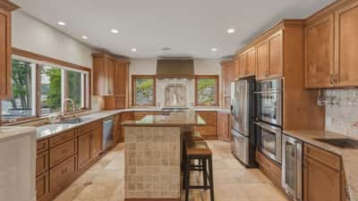 Beautifully appointed chef's kitchen