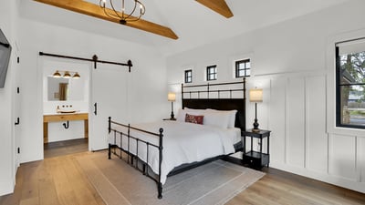 560 E Main Avenue, Sisters, OR