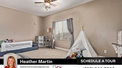 Bright and adaptable, this bedroom can serve as guest quarters, office, or hobby room. Natural light and comfortable finishes enhance the appeal of this Glendale property.
