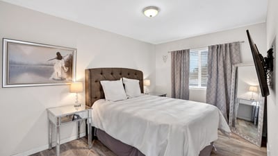 Bright Scottsdale bedroom with neutral tones and flexible layout, ideal for guests, a home office, or multi-purpose living space.