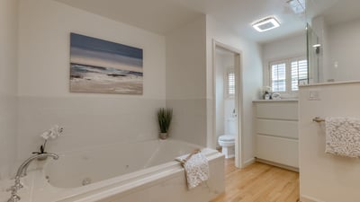 9025 NW Ash St., Portland, OR