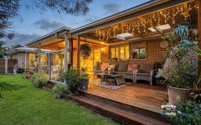 Discover a relaxing outdoor space, ideal for entertaining, with ambient lighting and lush garden views.