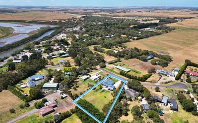 Spacious property with expansive land and scenic views, ideal for residential development or a peaceful retreat.